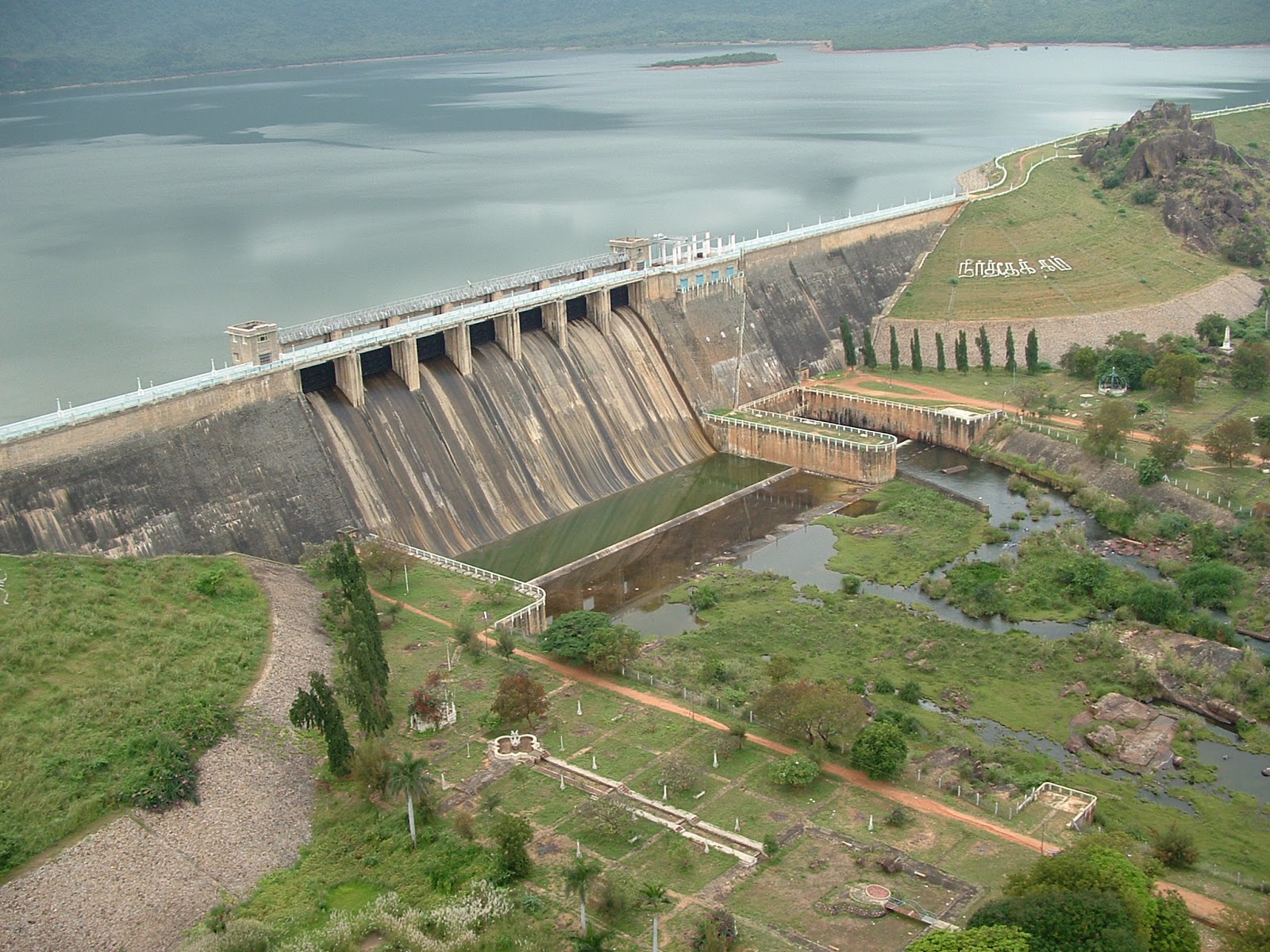Tirunelveli dam view representing car loan services in Tirunelveli district for new vehicles, second-hand car loans, and EMI repayment support.